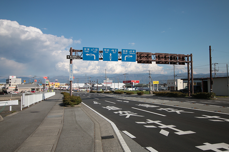 白根料金所で下りていただき、県道5号「開国橋西」交差点を左折してください。